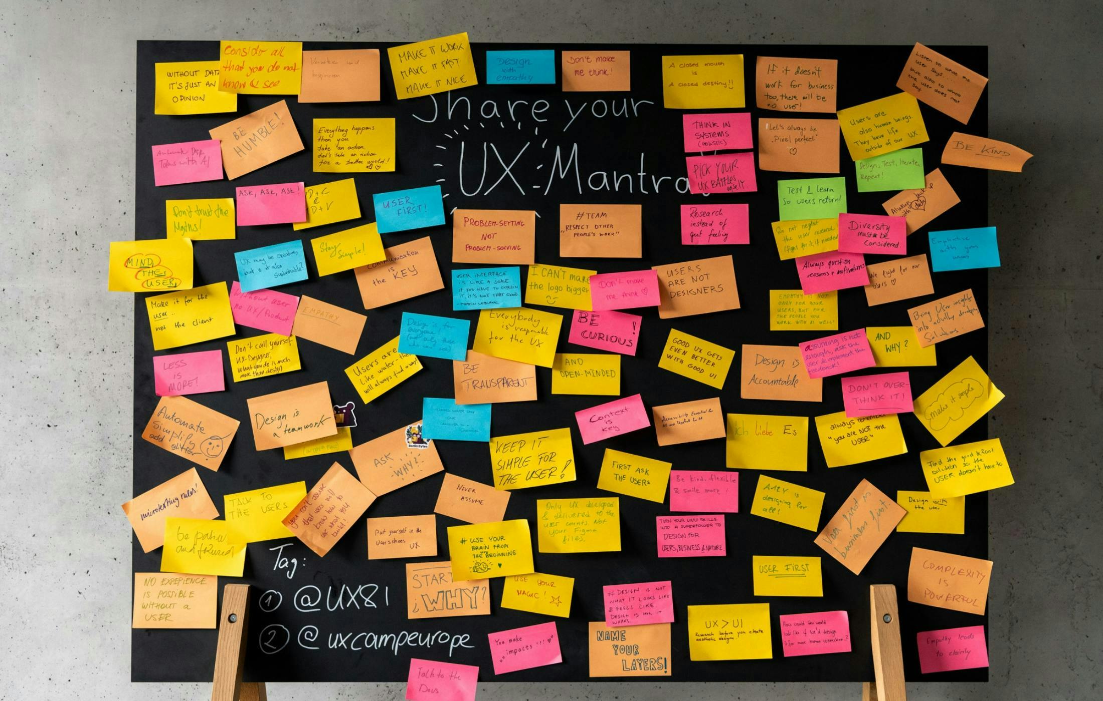 Post-its mit UX-Mantras auf dem UXcamp Europe 2024 in Berlin